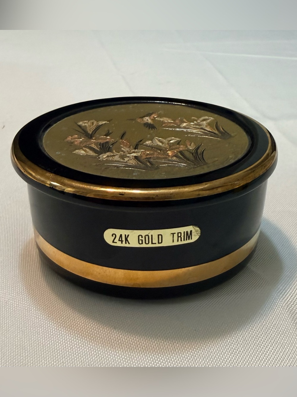 VTG ART OF CHOKIN w/24-K Gold trim hummingbird/ floral trinket box